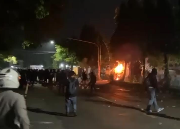 Unjuk Rasa Mahasiswa Tolak UU TNI di Kota Kediri Berujung Ricuh, Polisi Sebut Amankan 21 Demonstran