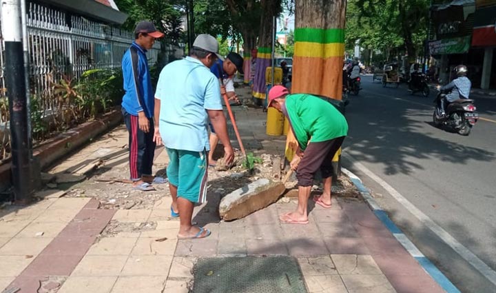 Masyarakat sedang bersih-bersih dan melakukan pemeliharan RTH di Desa Murtajih.