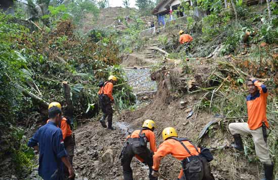 Longsor di Dusun Karangkobar, Desa Karangkemojing, Kecamatan Gumelar.