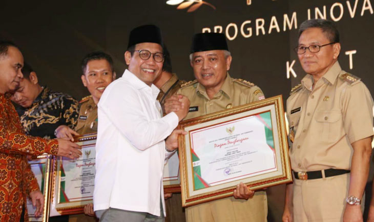 Bupati Malang Sanusi saat menerima penghargaan dari Menteri Desa PDTT Abdul Halim Iskandar.