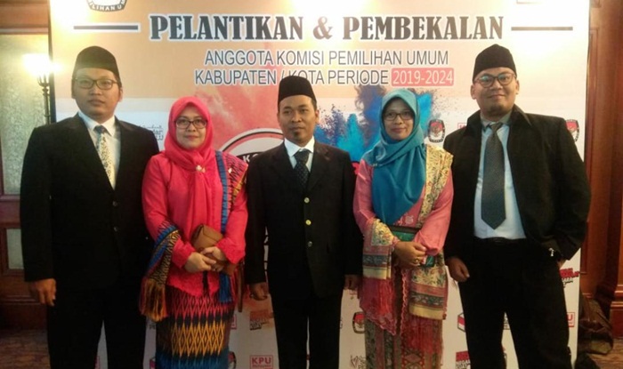 Lima Komisioner KPU Ngawi setelah menjalani pelantikan.