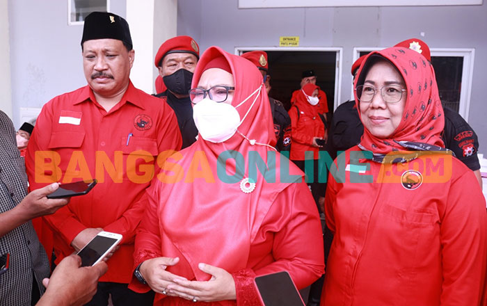 Wakil Bupati Gresik, Aminatun Habibah (tengah), bersama Ketua DPC PDIP Gresik, Mujid Riduan (kiri), dan Siti Muafiyah (bendahara) saat memberi keterangan kepada awak media. Foto: SYUHUD/BANGSAONLINE