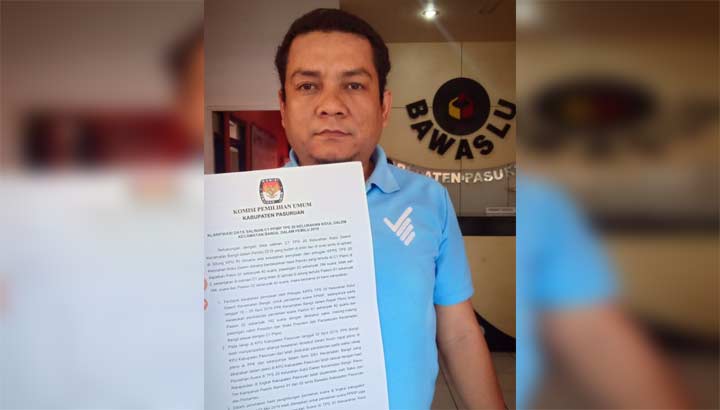 Tim Pemenangan Prabowo-Sandi menunjukkan surat klarifikasi yang disampaikan KPU Pasuruan.
