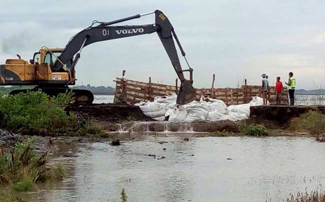SEMPAT JEBOL: BPLS mengerahkan alat berat saat menangani tanggul jebol, di titik 67, Desa Gempolsari Kecamatan Tanggulangin, Sidoarjo, Kamis (30/6) lalu. foto ilustrasi/istimewa