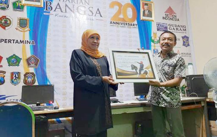 Gubernur Jawa Timur Khofifah Indar Parawansa saat menerima Perhargaan Utama sebagai Pemimpin Tanggap-Trengginas dari Komisaris Utama HARIAN BANGSA M Mas'ud Adnan di Kantor HARIAN BANGSA Jalan Gayungsari Surabaya, Rabu (4/3/2020). Foto: bangsaonline.com