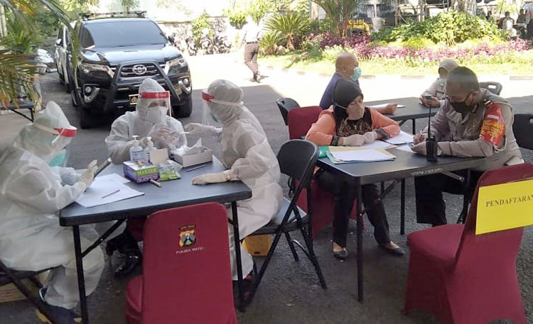 Pelaksanaan rapit test terhadap anggota Satgas Cipkon di gedung Rupatama Mapolres Batu.