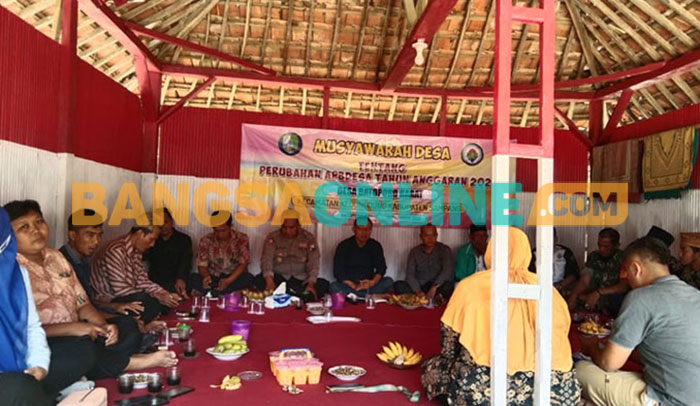 Suasana musyawarah di Desa Batoporo Barat, Kecamatan Kedungdung, Sampang, yang berlangsung di kediaman tokoh masyarakat. Foto: MUTAMMIM/BANGSAONLINE