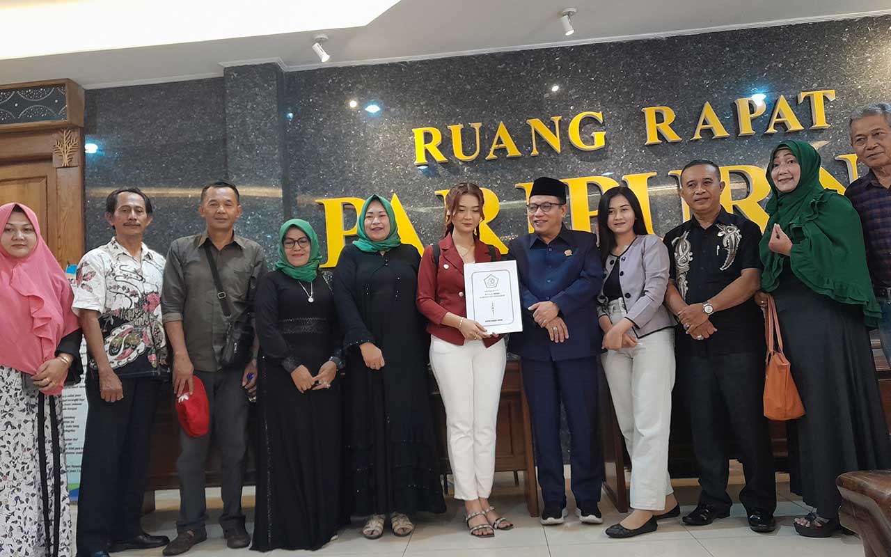Ketua DPRD Sidoarjo Usman menerima audiensi kontestan Primadona Pantura, Kamis (28/12/2023). Foto: Mustain/BANGSAONLINE.com