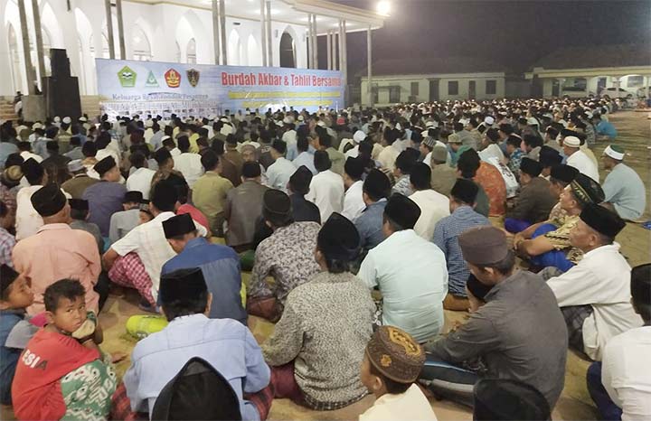Ribuan Muslimin-Muslimat yang ikut di kegiatan Burdah Akbar dan Do'a Bersama di pelataran Pondok Pesantren Hidayatullah Al Muhajirin, Pasarean Bawah, Arosbaya, Bangkalan. foto: FAUZI/ BANGSAONLINE