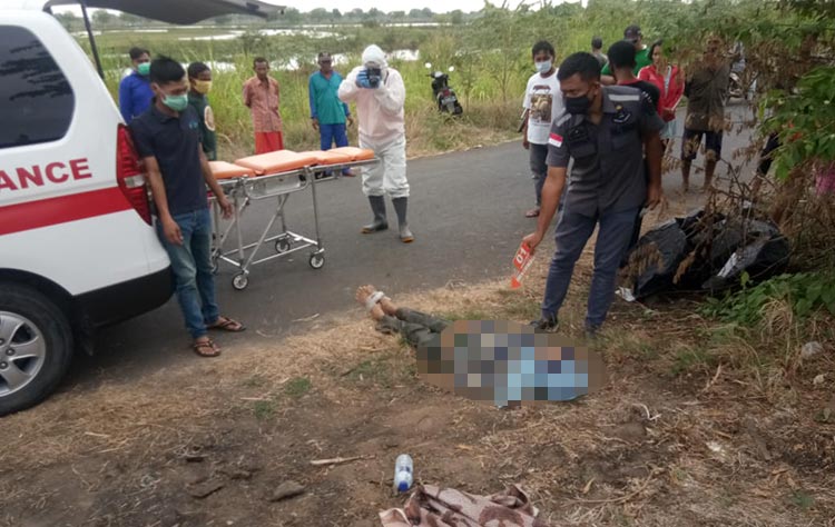 Petugas melakukan identifikasi jasad korban.