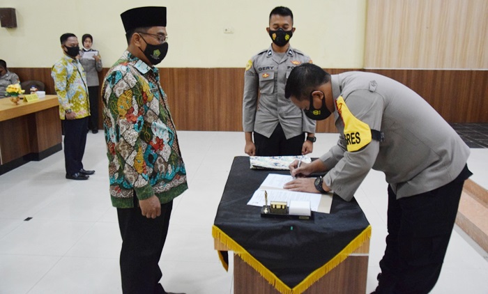 Kapolres Pamekasan AKBP Apip Ginanjar melakukan penandatangan MoU dengan berbagai dinas instansi dan lembaga lainnya untuk pendaftaran penerimaan Polri tahun 2021.