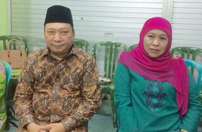 Ketua Umum Muslimat NU, Khofifah Indar Parawansa dan Anggota Fraksi Partai Demokrat DPR RI, Fandi Utomo bertemu dalam Halal Bi Halal PC Muslimat Kota Surabaya, belum lama ini.
