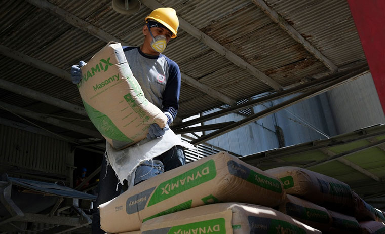 Pekerja sedang melakukan bongkar muat semen di Packing Plant SIG, Gresik. foto: ist.