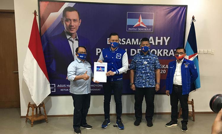 AHY saat menyerahkan rekomendasi Partai Demokrat kepada Rijanto didampingi Ketua DPD Partai Demokrat Jawa Timur, Renvile Antonio dan Ketua DPC Partai Demokrat Kabupaten Blitar, Edi Masnah Nurrohman, Selasa (25/8/2020) kemarin. (foto: ist).