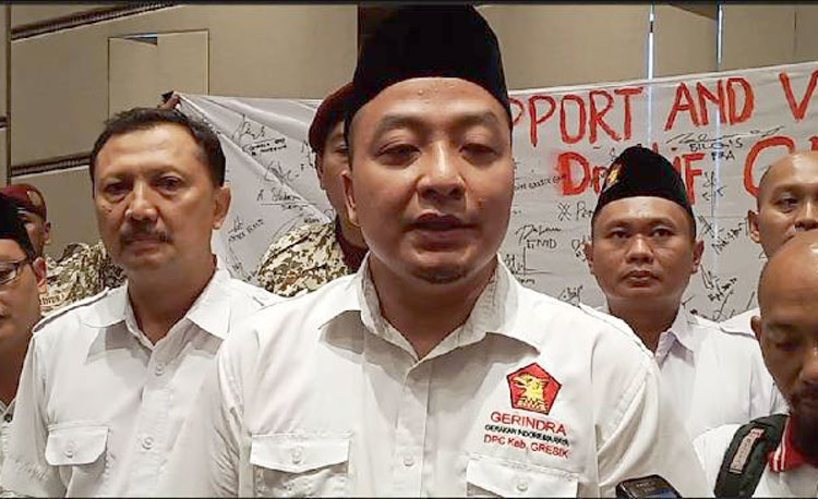 Ketua Gerindra Gresik Asluchul Alif, didampingi Sekretaris Asikin Harianto memberi keterangan pers usai deklarasi sebagai bacabup Gresik, beberapa waktu lalu. foto: SYUHUD/ BANGSAONLINE