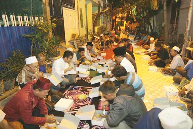 Emil Dardak saat makan sahur di pasar Tembok Surabaya.