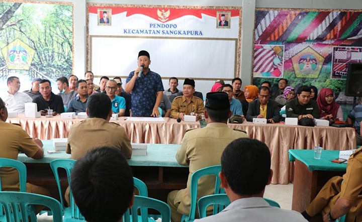 Ketua DPRD Gresik, Fandi Akhmad Yani memberikan sosialisasi soal virus Corona (Covid-19). foto: ist.