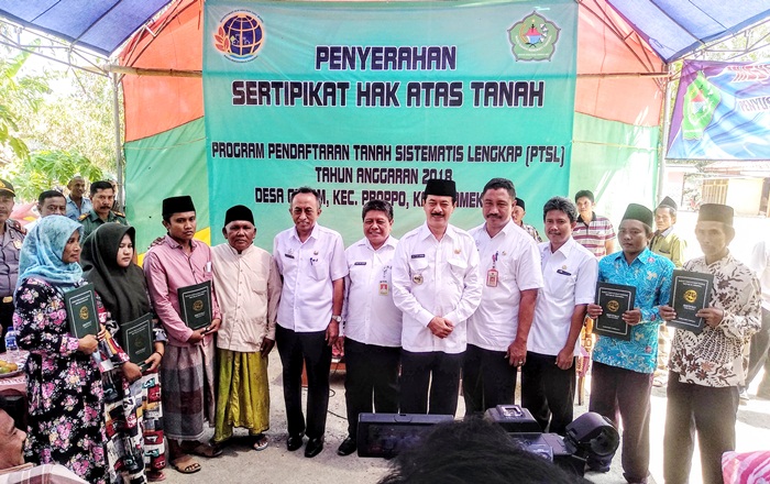 Pj Bupati Pamekasan Serahkan 500 Sertifikat Program PTSL