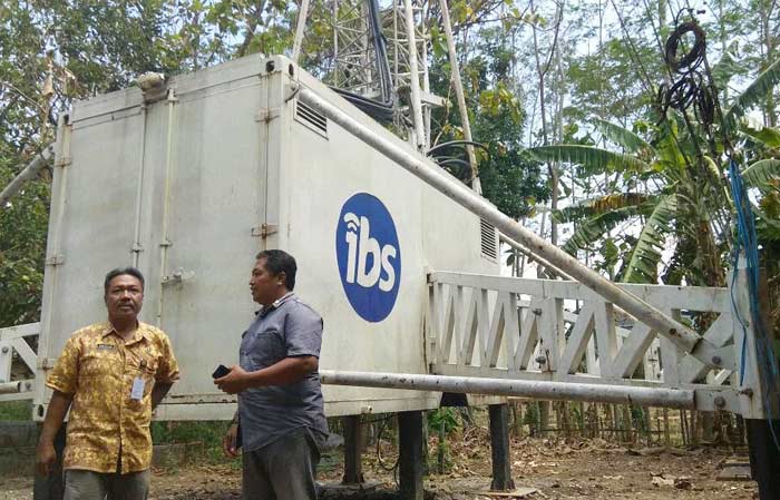 Petugas satpol PP Kota Kediri saat meninjau lokasi tower yang diduga belum berizin di Kelurahan Lirboyo Kota Kediri. foto: ARIF KURNIAWAN/ BANGSAONLINE