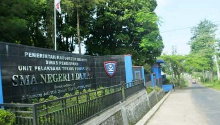 SMA Negeri 1 Dampit Kabupaten Malang.