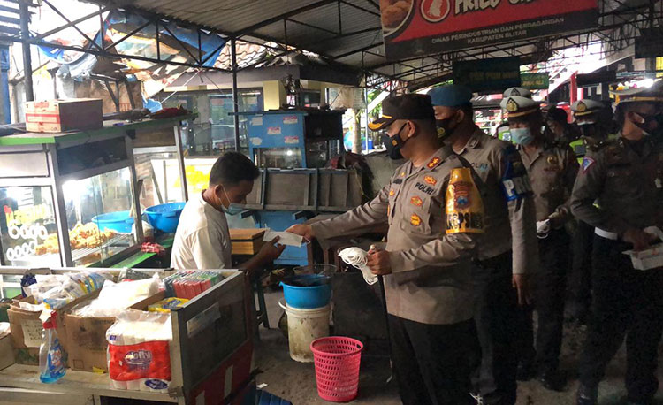 Kedisiplinan Protokol Kesehatan Menurun, Polres Blitar Bagikan 2.000 Masker di Pusat Keramaian
