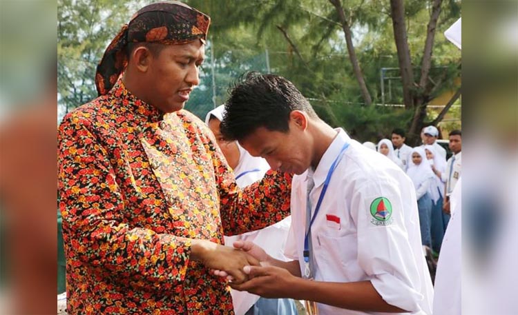 Wabup Sumenep, Achmad Fauzi menyalami salah satu siswa saat pembukaan KSN 2020.