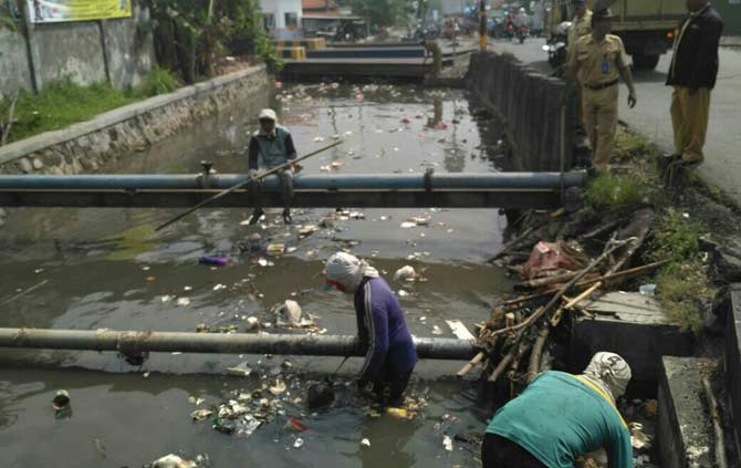 Banjir Mengancam, PU Pengairan Sidoarjo Getol Bersihkan Sungai Penuh Sampah