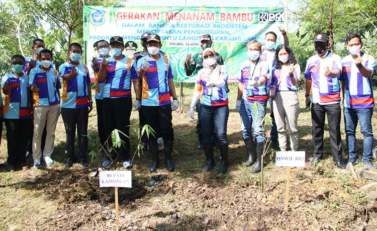 Bupati Yuhronur Efendi foto bersama usai pencanangan dan penanaman bambu di TPA Tambakrigadung. (foto: ist)