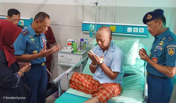 Pangkoarmada II Laksda TNI Mintoro Yulianto juga mendoakan para prajurit dan perwira yang terbaring sakit.