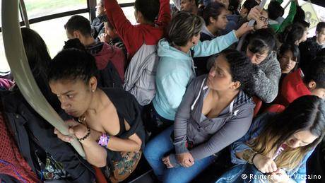 ?di angkutan umum, seperti bus dan trem, rawan terjadi pelecehan seksual bagi perempuan. foto: repro dw.de