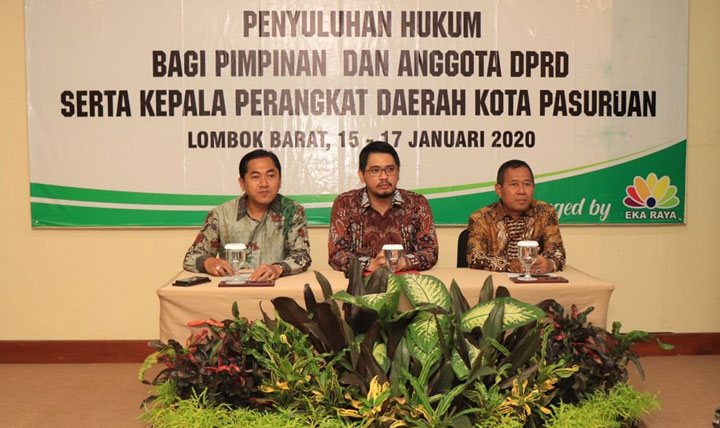 Plt. Wali Kota Pasuruan Raharto Teno Prasetyo saat membuka penyuluhan didampingi Ketua DPRD dan Sekretaris Daerah.