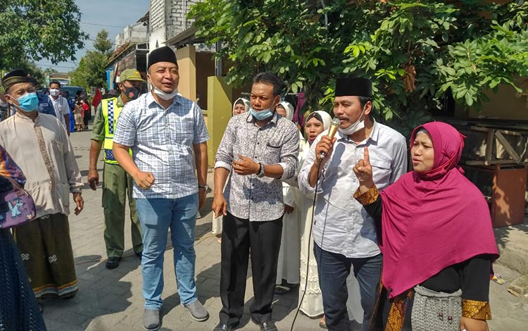 Paslon Qosim-Alif saat bertemu emak-emak di Sidayu. foto: ist.