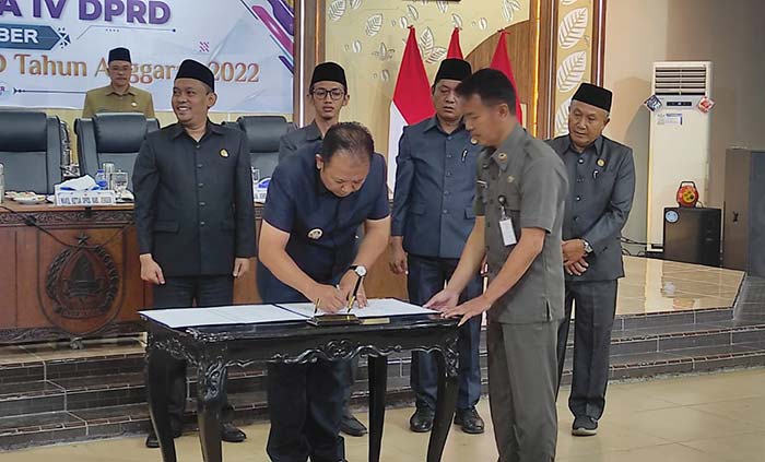 Bupati Jember, Hendy Siswanto, saat menandatangani Peraturan Daerah Perubahan APBD 2022.
