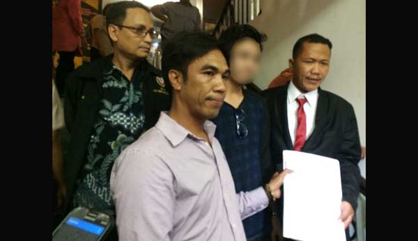 Korban AW saat melapor ke Polda Metro Jaya didampingi kuasa hukum.