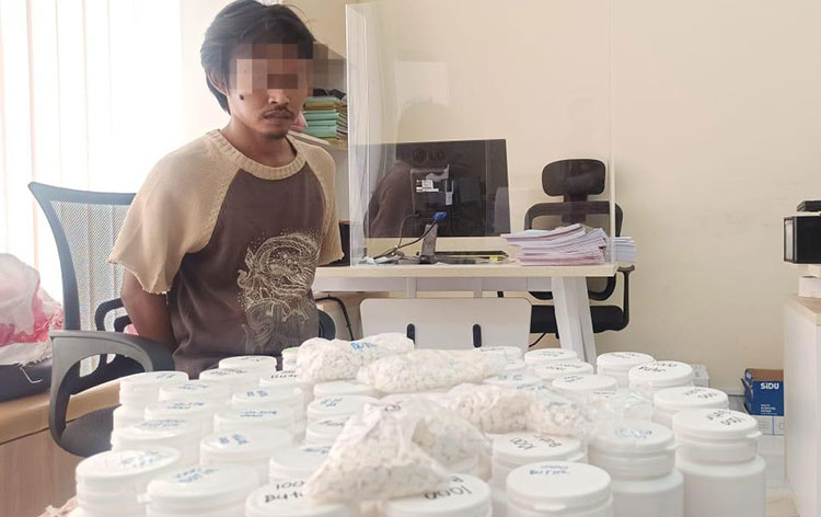 Tersangka dengan Barang Bukti Ribuan Pil Koplo yang Diamankan Petugas, Jaringan Rutan Medaeng