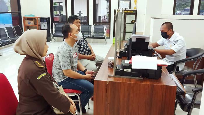 Siti Kartinawati didampingi Kasi Pidsus dan Datun Kejaksaan Negeri Trenggalek saat melaporkan Alvin Lim ke Polisi.