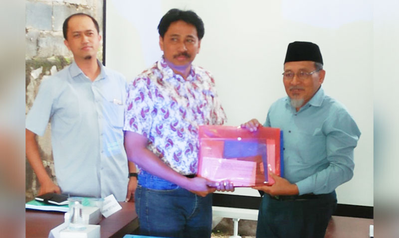 Ketua Hippam Tirto Mulyo yang lama, Ir. Masruchin, M.M. menyerahkan jabatannya kepada ketua baru Drs. Sinal Abidin, S.Sos., M.M.