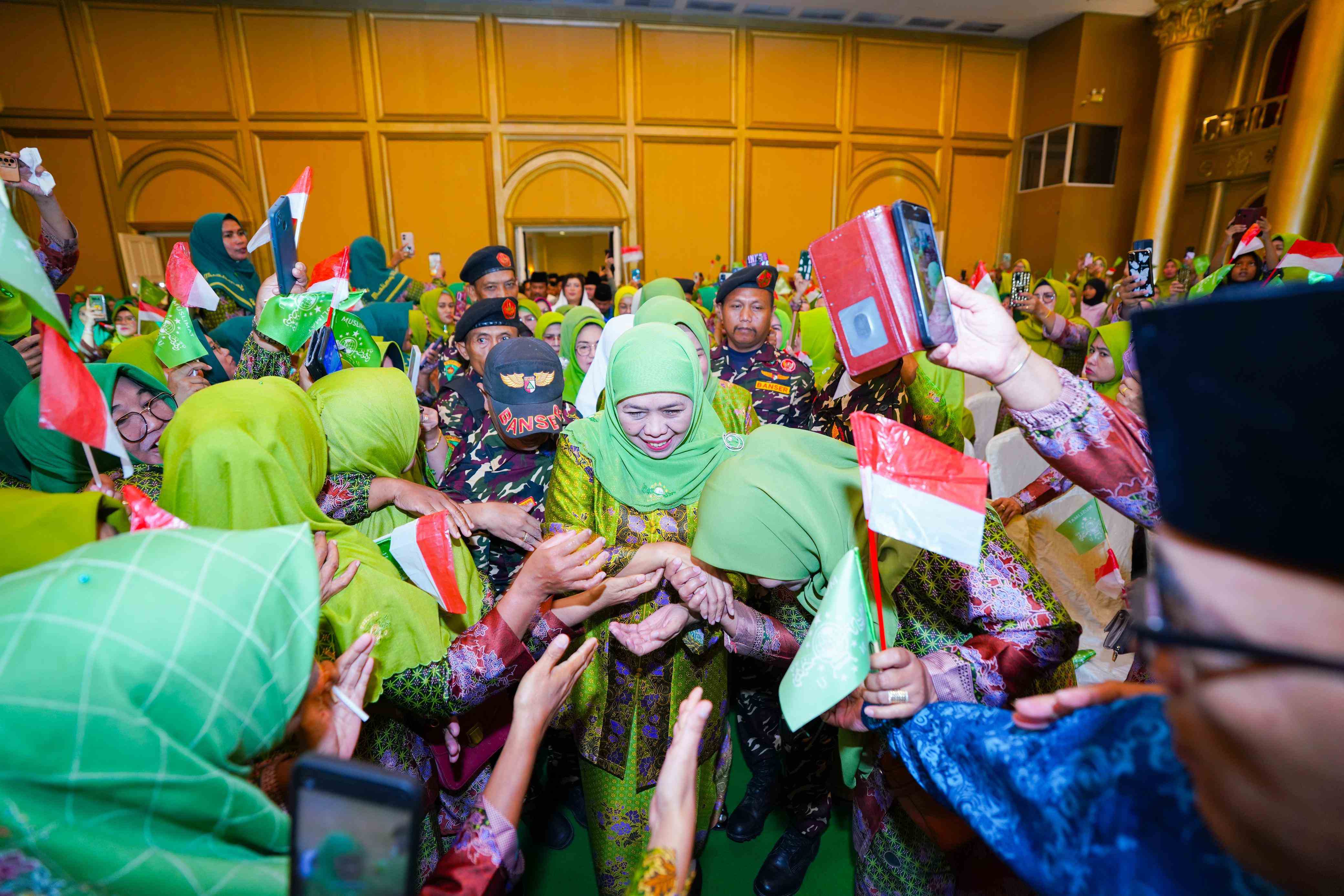 Ikhtiar Wujudkan Generasi Emas 2045, Khofifah Kukuhkan Bunda Asuh Peduli Stunting Kepri