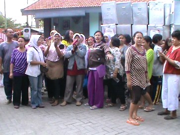 MINTA NAIK – Sejumlah tenaga borongan pelipatan surat suara Pilpres 2014 saat menuntut honor naik, di halaman Kantor KPU Sidoarjo, Rabu (25/6/2014). foto istimewa