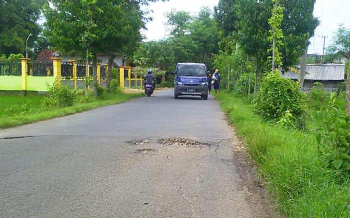 Jalan poros Kecamatan Kerek yang disorot masyarakat.