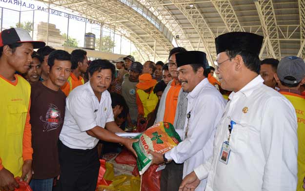 Fospiq Gresik Bagikan 500 Paket Sembako kepada Warga Kurang Beruntung