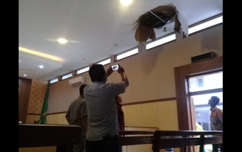 Plafon Ruang Sidang di PN Pamekasan Ambruk Saat Gelar Sidang