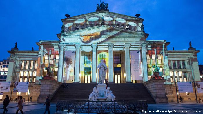 Sejarah dalam Warna Pastel
Sebuah proyeksi film pada bagian depan gedung Orchestra Berlin di Gendarmenmarkt mengilustrasikan 200 tahun sejarah gedung ini. Bangunan bergaya neoklasik ini adalah karya arsitek Karl Friedrich Schinkel dan dibuka pertama kali tahun 1821. Setelah hancur di Perang Dunia II, gedung Orchestra ini direnovasi dan kembali dibuka buat publik tahun 1984. 
