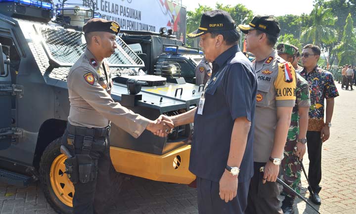 Bupati Sambari didampingi Kapolres dan Dandim saat cek pasukan. foto: SYUHUD/ BANGSAONLINE
