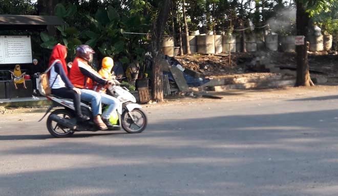 Kini bundaran GKB steril dari PKL setelah Satpol PP menertibkan stan penjual buah. foto: SYUHUD/ BANGSAONLINE