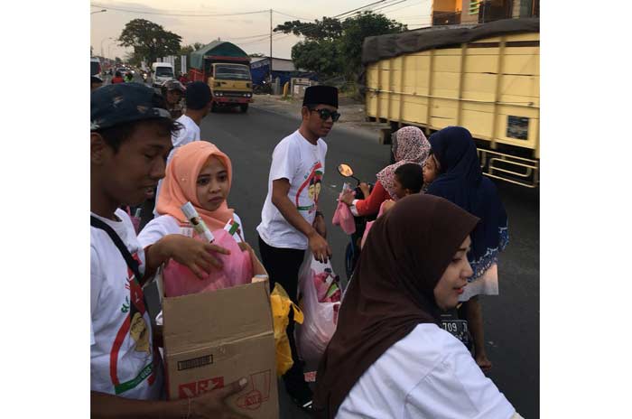 BMI Gresik Berbagi Takjil Sambil Sosialisasikan Gus Ipul-Puti dan Jokowi