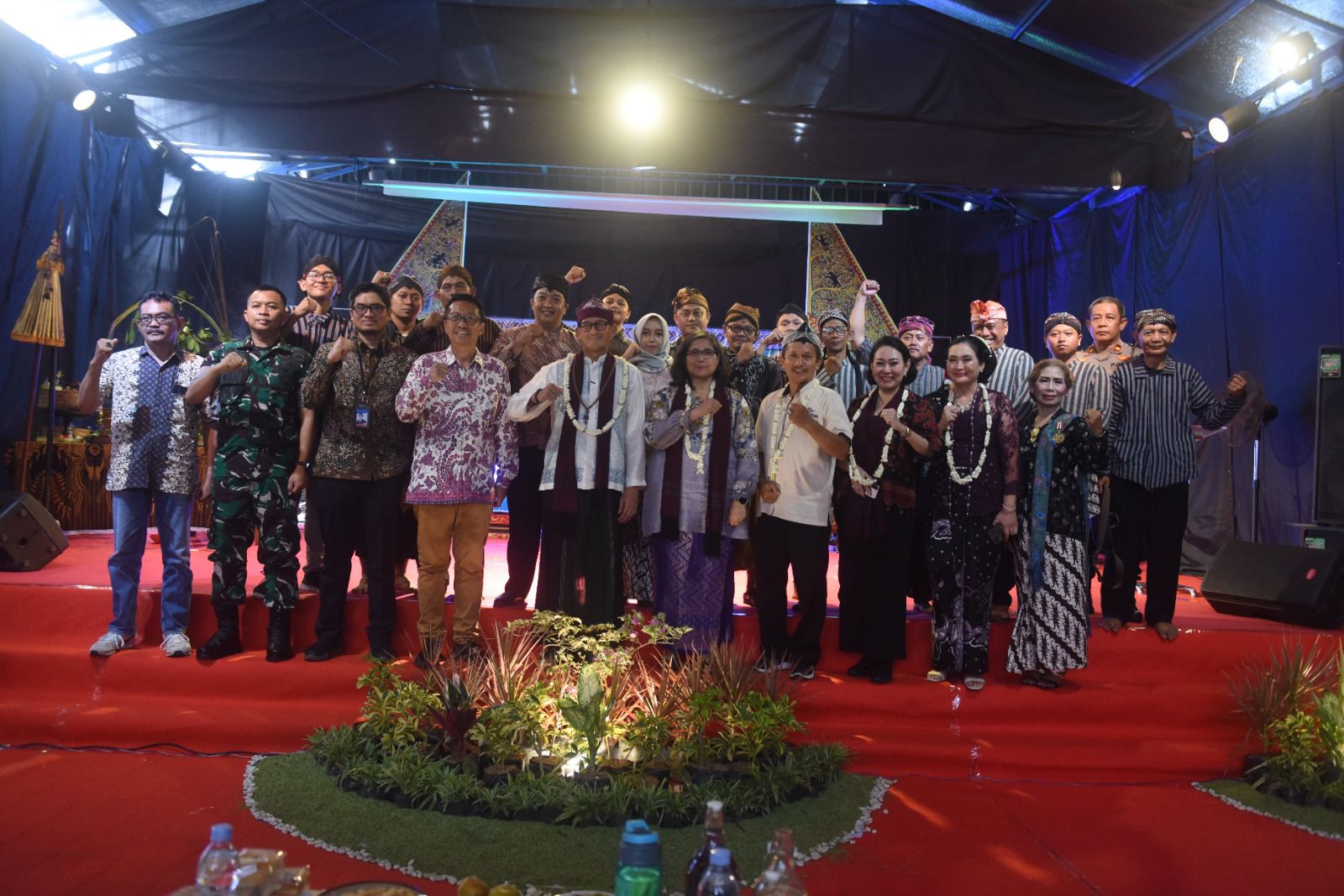 Pj Wali Kota Kediri Zanariah usai memberikan selamat atas Penganugerahan Gelar Warga Kehormatan Masyarakat Kota Kediri kepada Sandiaga Salahuddin Uno. (Ist)