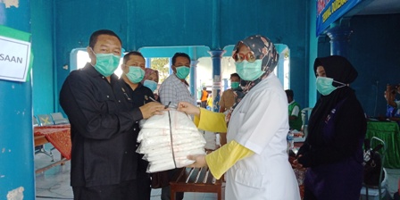 Komisi IV DPRD salurkan puluhan APD (Alat Pelindung Diri) pada para petugas medis yang bertugas di perbatasan Trenggalek-Tulungagung, Senin (6/4).