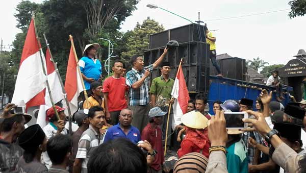 Beda Perlakuan dengan Penambang Modern, Ribuan Penambang Tradisional Demo Kantor Bupati dan Dewan