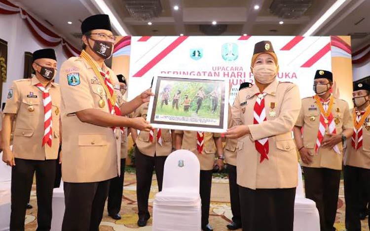 Gubernur Jawa Timur Khofifah Indar Parawansa dan Ketua Kwarda Jatim Saifullah Yusuf (Gus Ipul) di Gedung Negara Grahadi, Kamis (14/8/2020). foto: ist/ bangsaonline.com